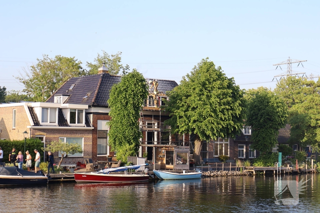 Brandweer slaat dak in bij woningbrand