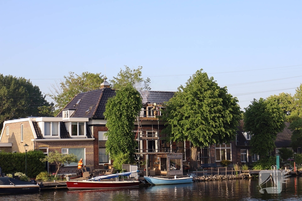 Brandweer slaat dak in bij woningbrand