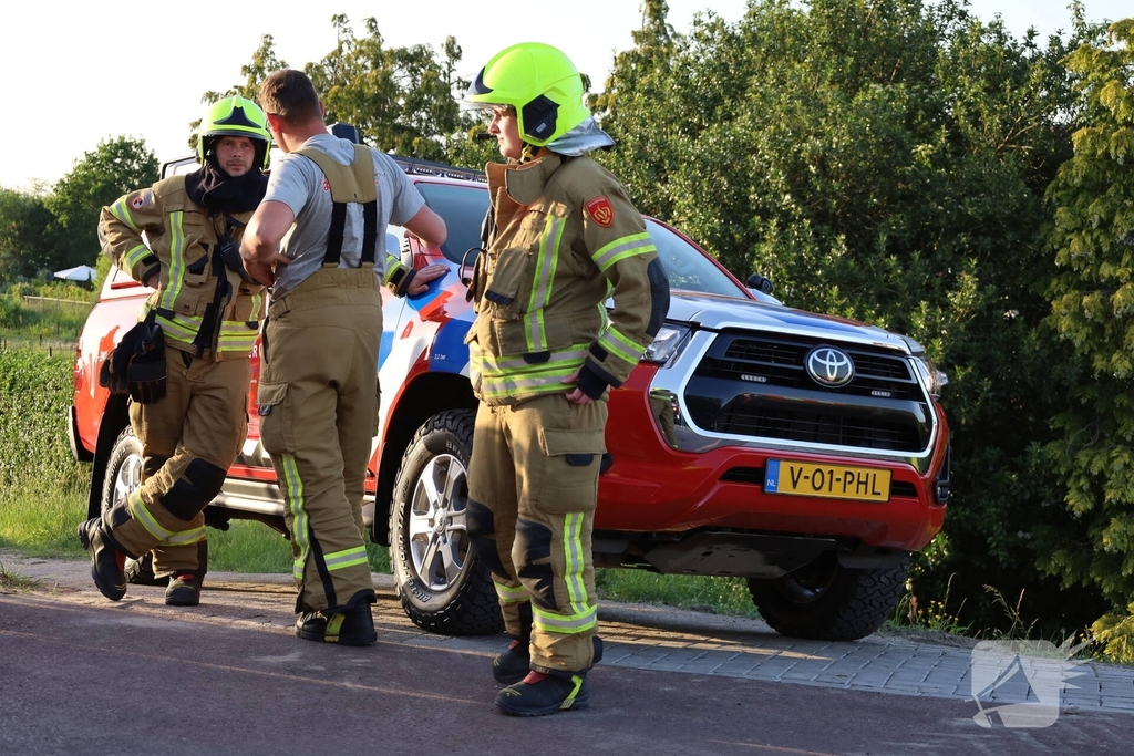 Brand in berm en struikgewas snel onder controle