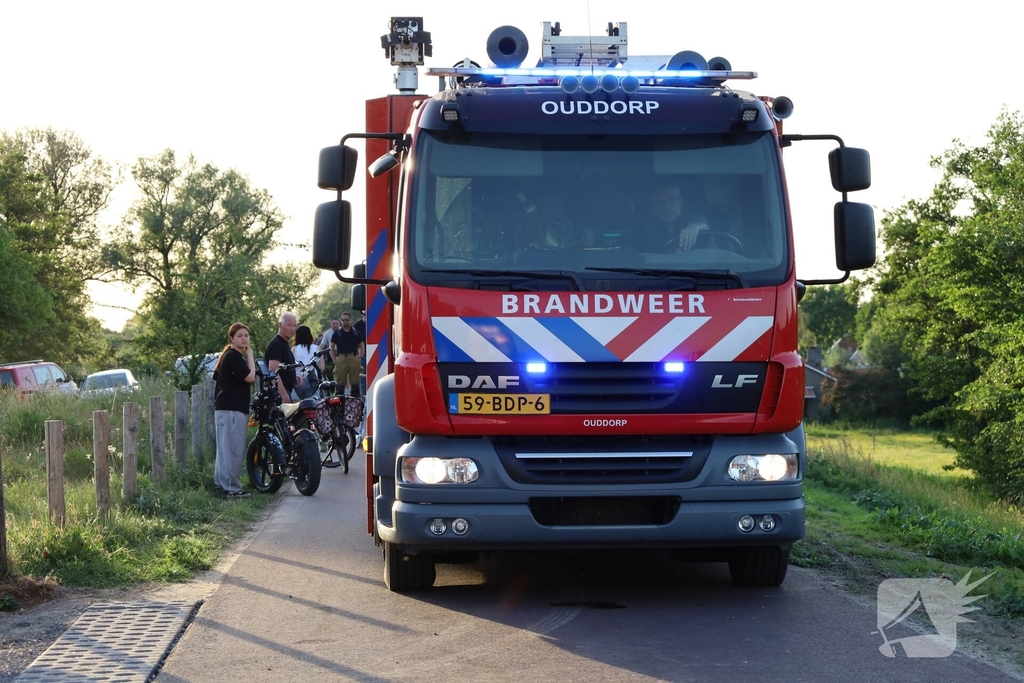 Brand in berm en struikgewas snel onder controle