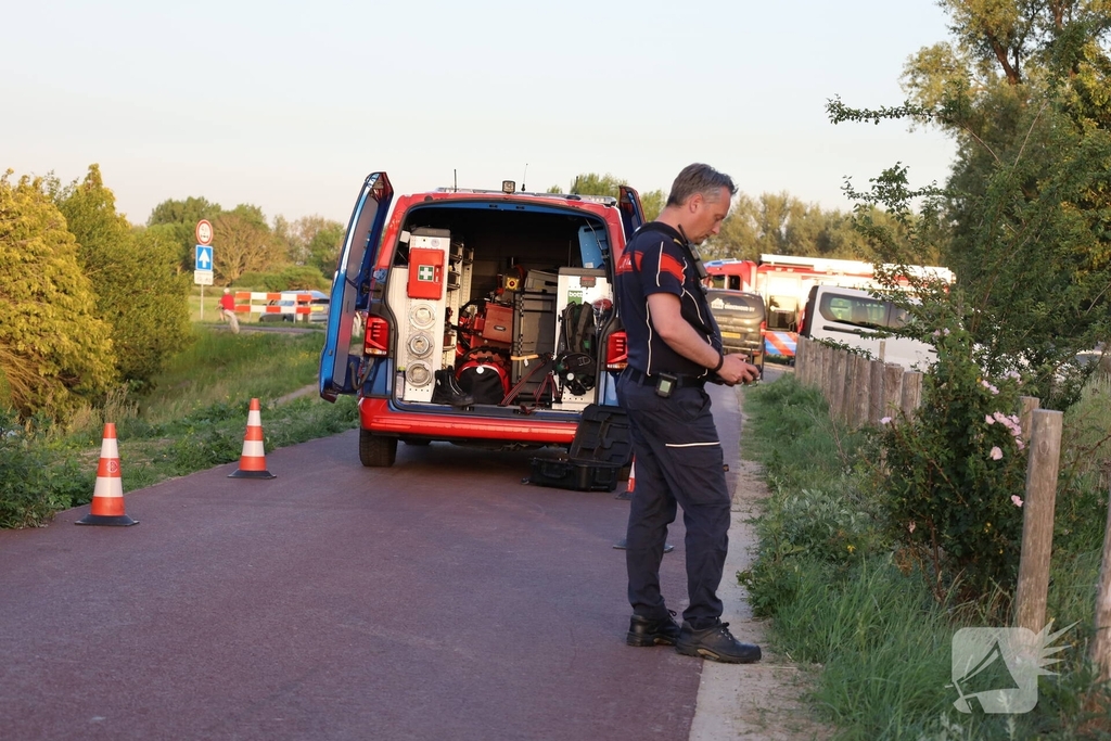 Brand in berm en struikgewas snel onder controle