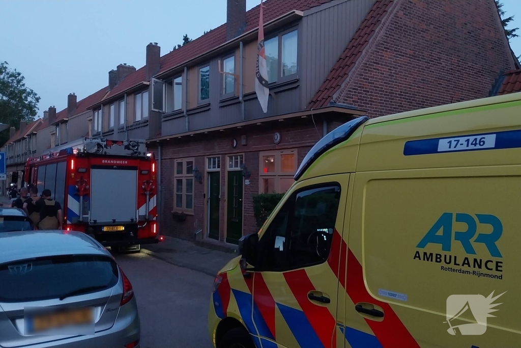 Man vast met arm in radiator