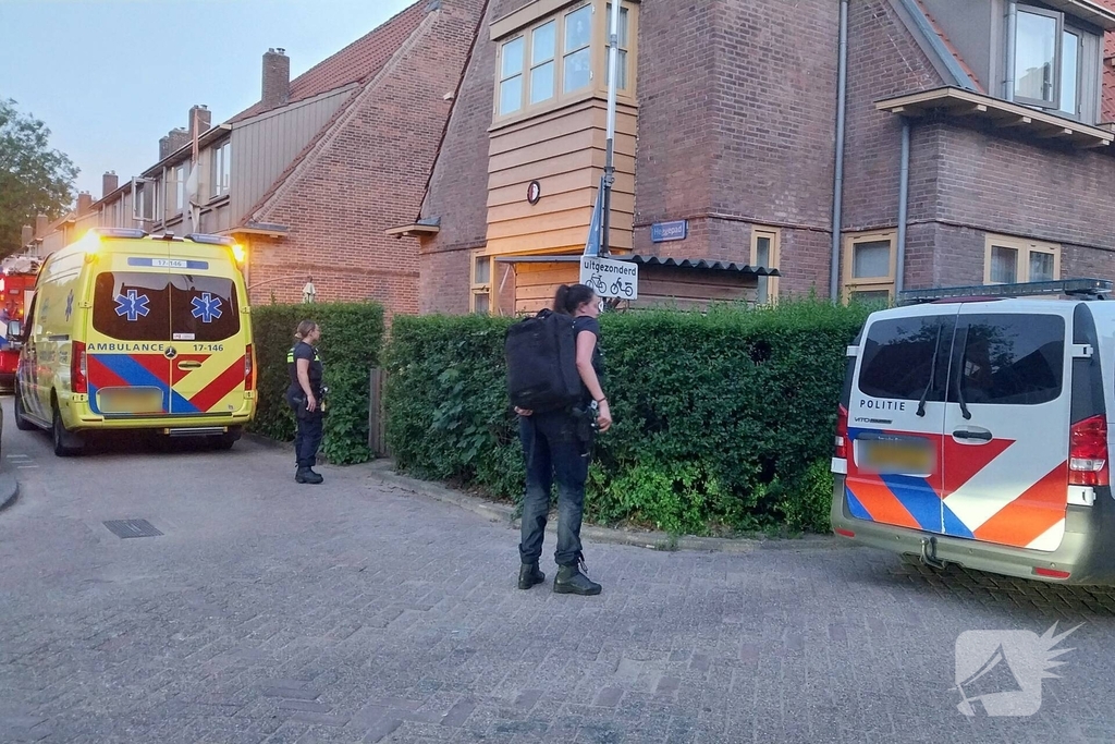 Man vast met arm in radiator
