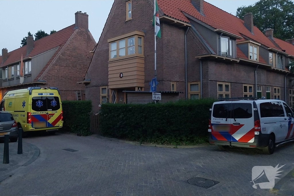 Man vast met arm in radiator