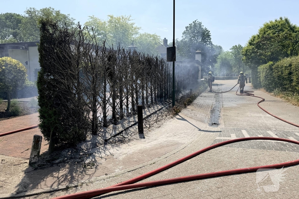 Buitenbrand ontstaat tijdens onkruidbranden