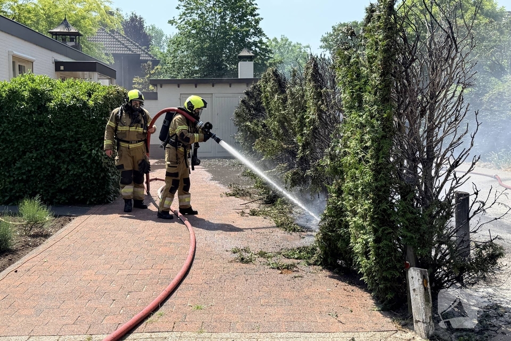 Buitenbrand ontstaat tijdens onkruidbranden