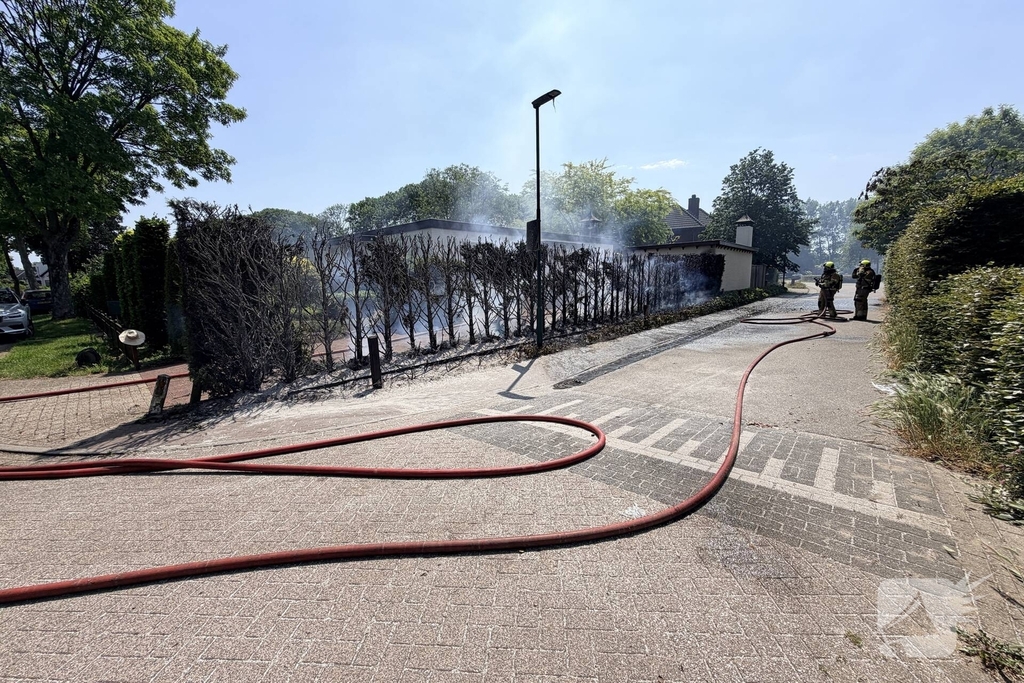 Buitenbrand ontstaat tijdens onkruidbranden