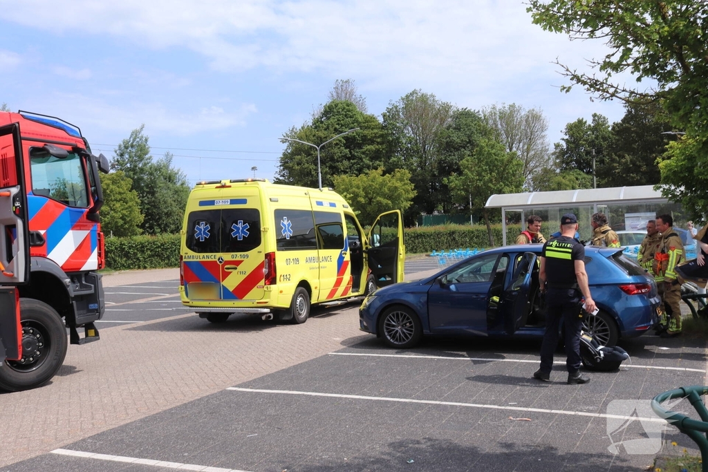 Brandweer redt kind uit afgesloten auto