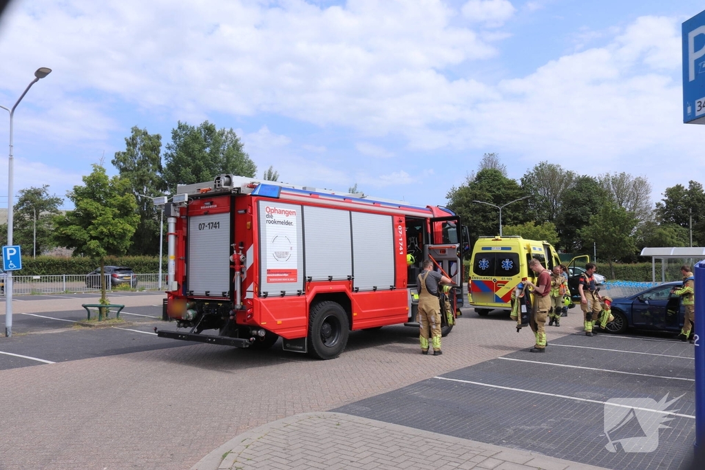Brandweer redt kind uit afgesloten auto
