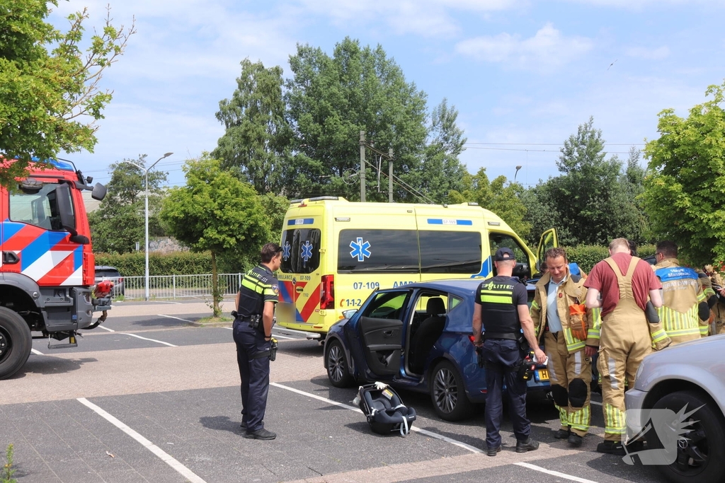 Brandweer redt kind uit afgesloten auto