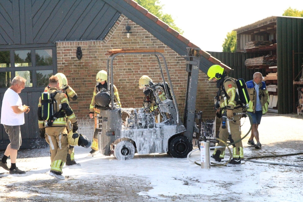 Brand in heftruck tijdens werkzaamheden