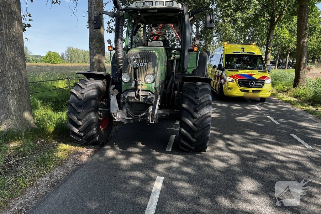 Fietser zwaargewond bij aanrijding met tractor