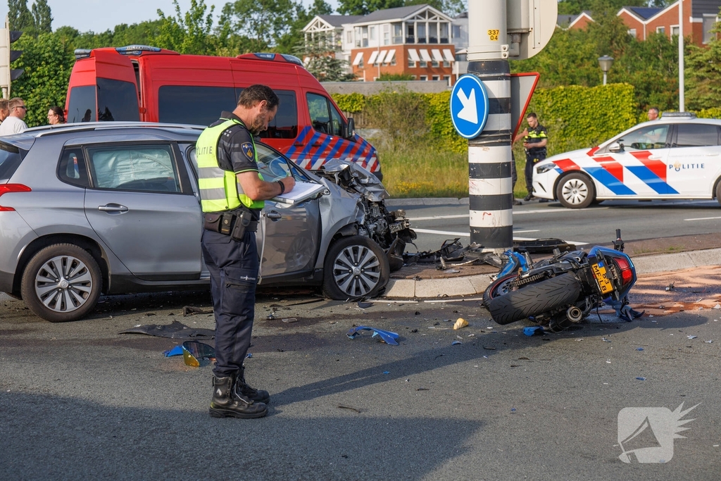 Zwaar ongeval tussen motor en auto met meerdere gewonden