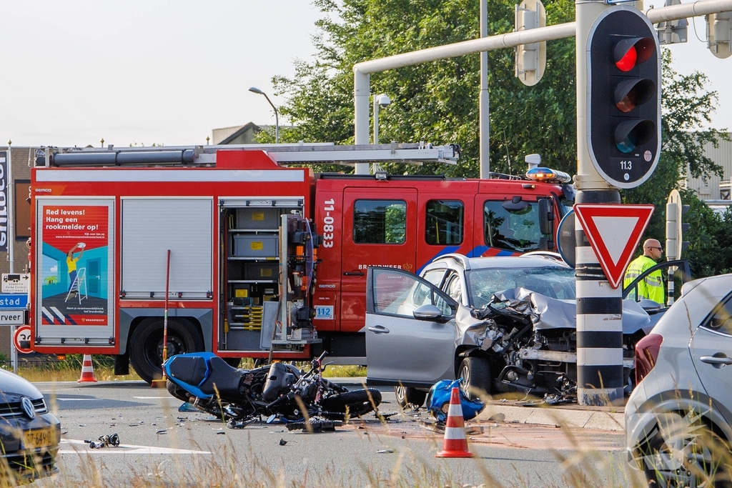 Zwaar ongeval tussen motor en auto met meerdere gewonden