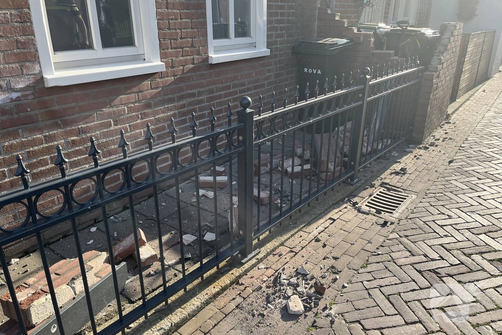 Bestelwagen botst tegen muur na uitwijkmanoeuvre