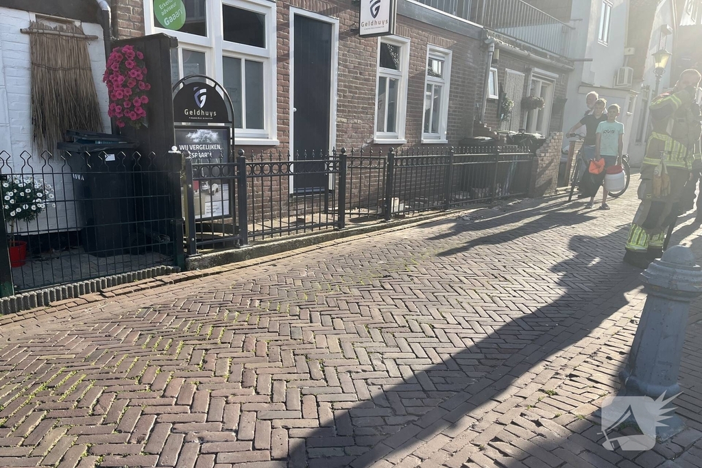 Bestelwagen botst tegen muur na uitwijkmanoeuvre