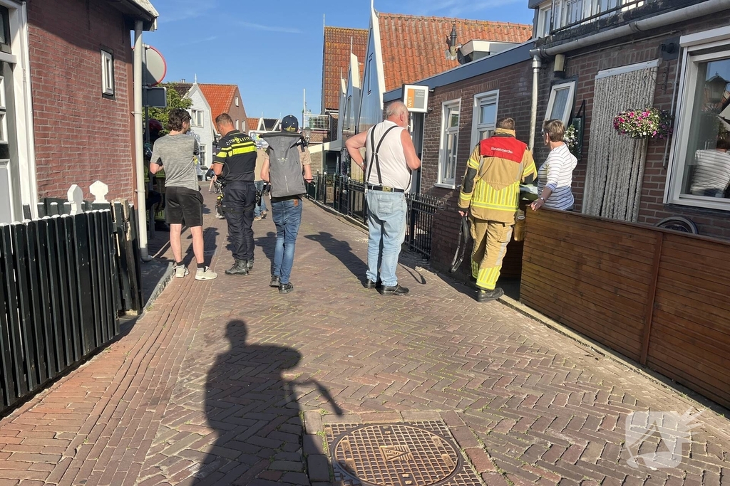 Bestelwagen botst tegen muur na uitwijkmanoeuvre