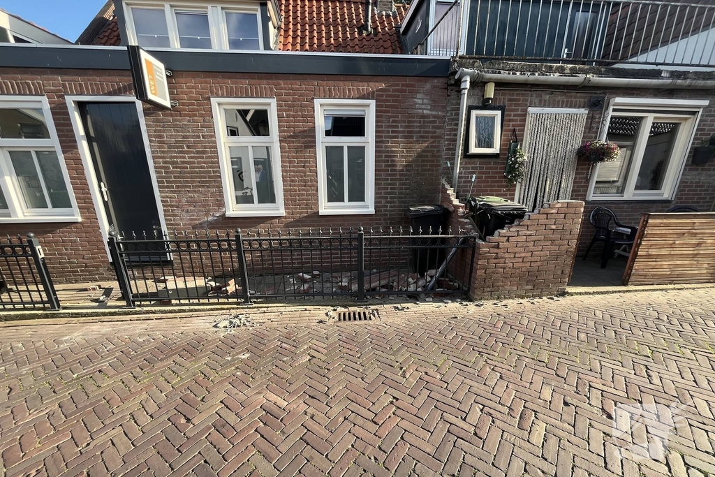 Bestelwagen botst tegen muur na uitwijkmanoeuvre