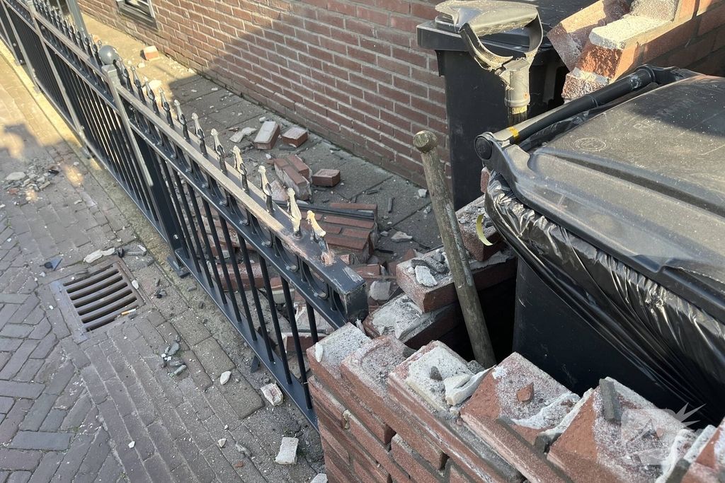 Bestelwagen botst tegen muur na uitwijkmanoeuvre