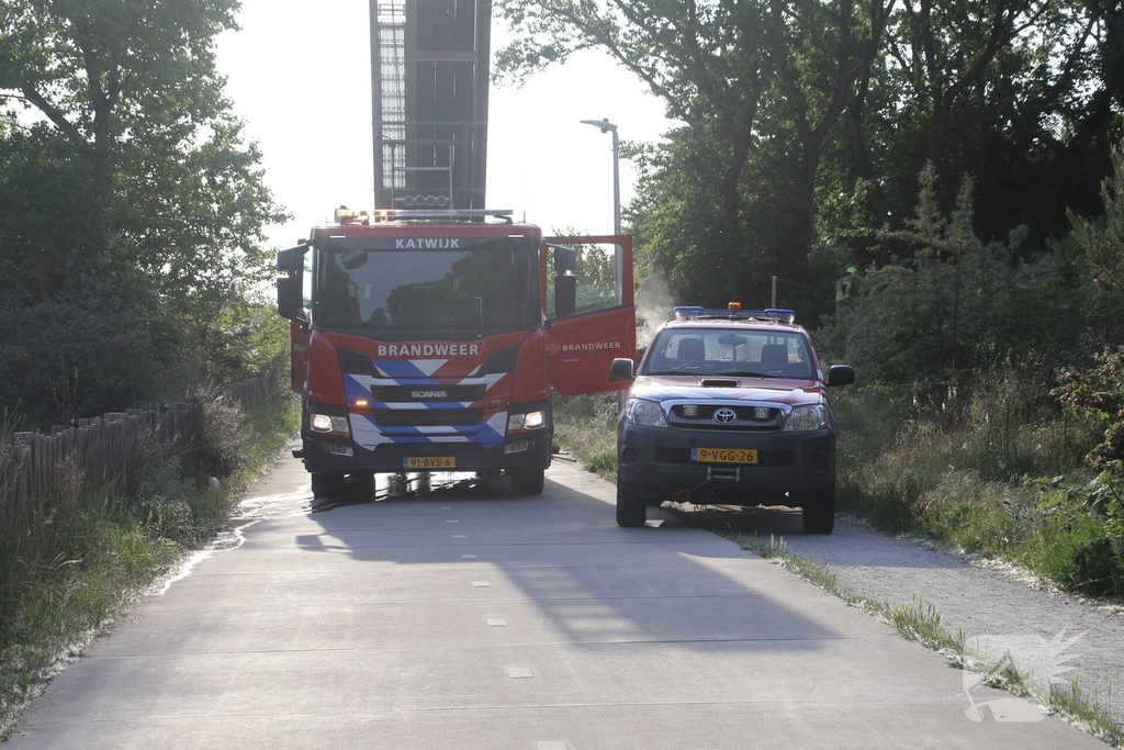 Brandweer bestrijdt flinke duinbrand