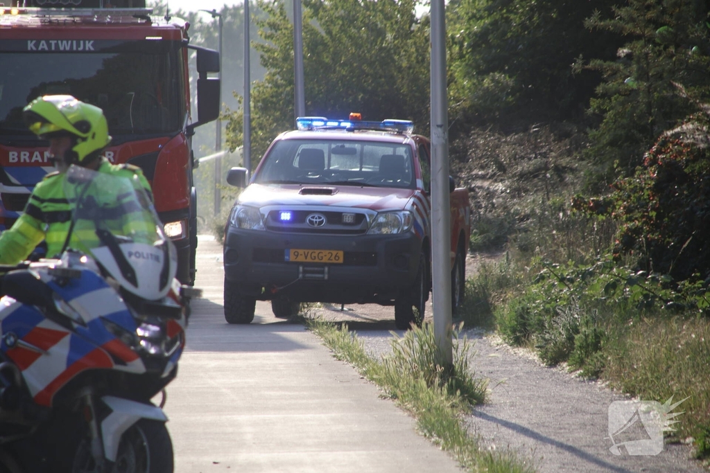 Brandweer bestrijdt flinke duinbrand