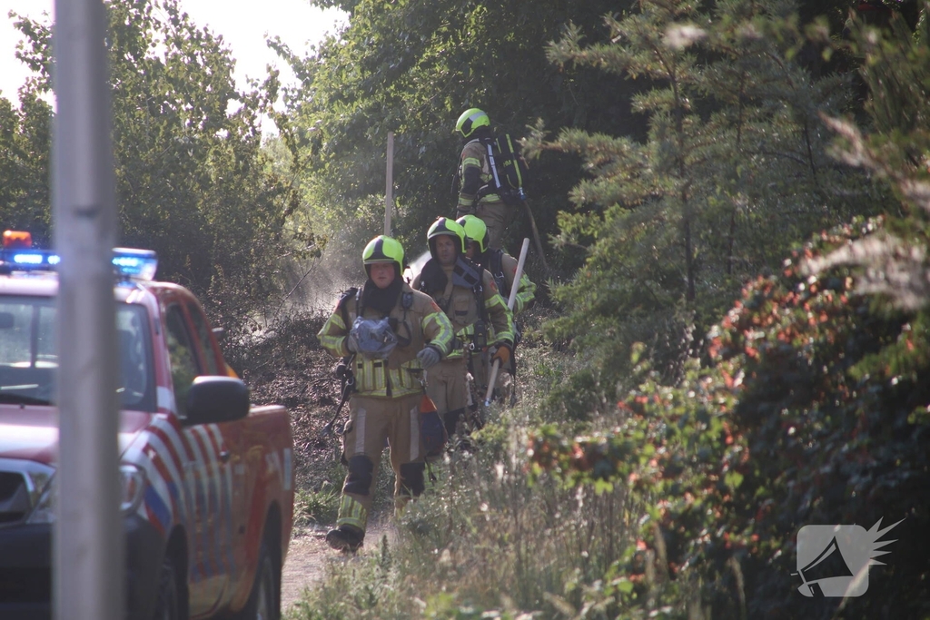 Brandweer bestrijdt flinke duinbrand