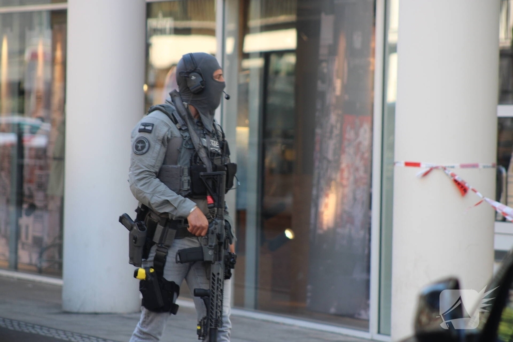 Man met verward gedrag roept om hulp bij gemeentehuis