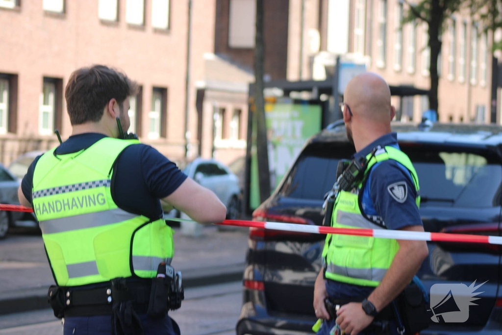 Man met verward gedrag roept om hulp bij gemeentehuis