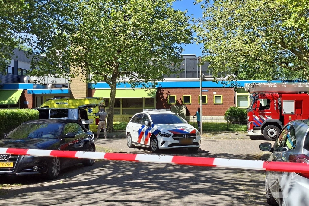 Persoon op dak zorgt voor grote inzet van hulpdiensten