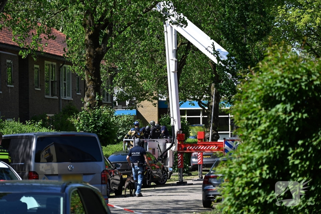 Persoon op dak zorgt voor grote inzet van hulpdiensten