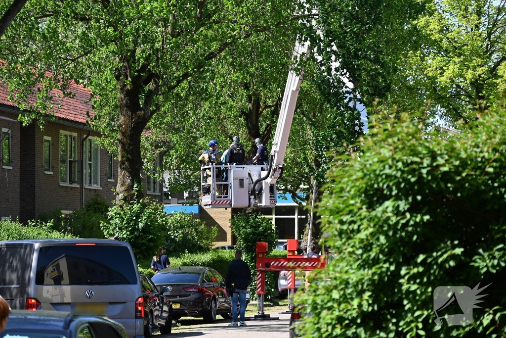 Persoon op dak zorgt voor grote inzet van hulpdiensten