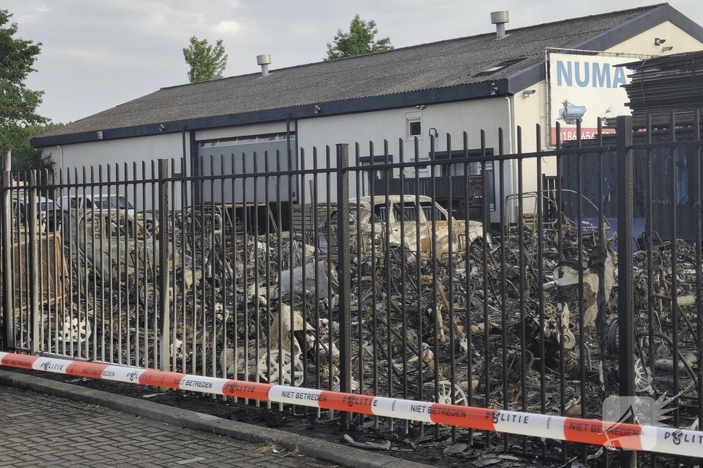 Tientallen voertuigen verloren door brand