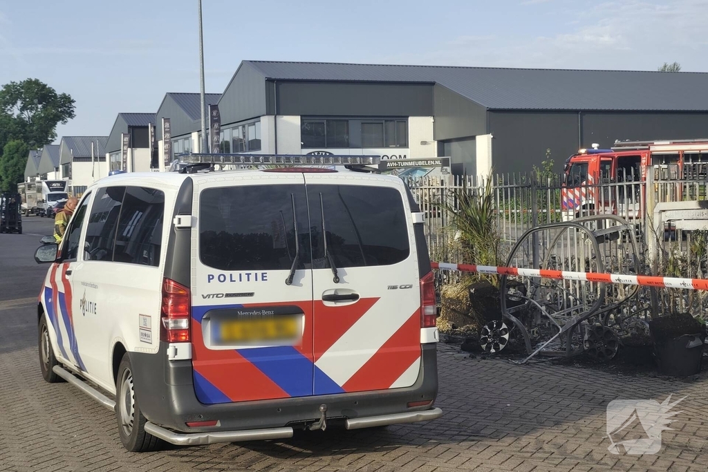 Tientallen voertuigen verloren door brand