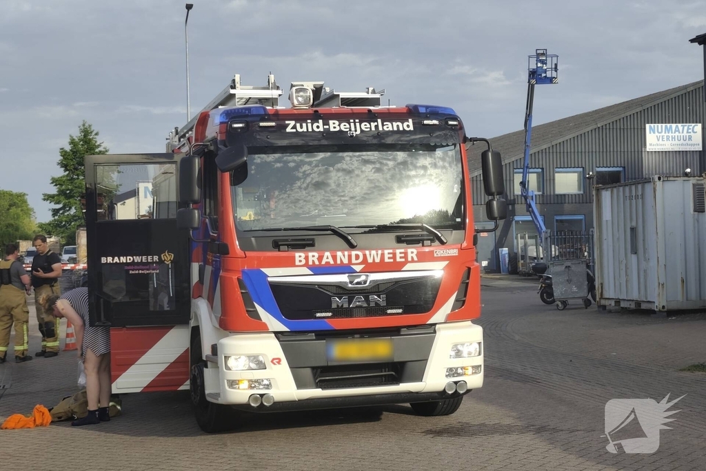 Tientallen voertuigen verloren door brand
