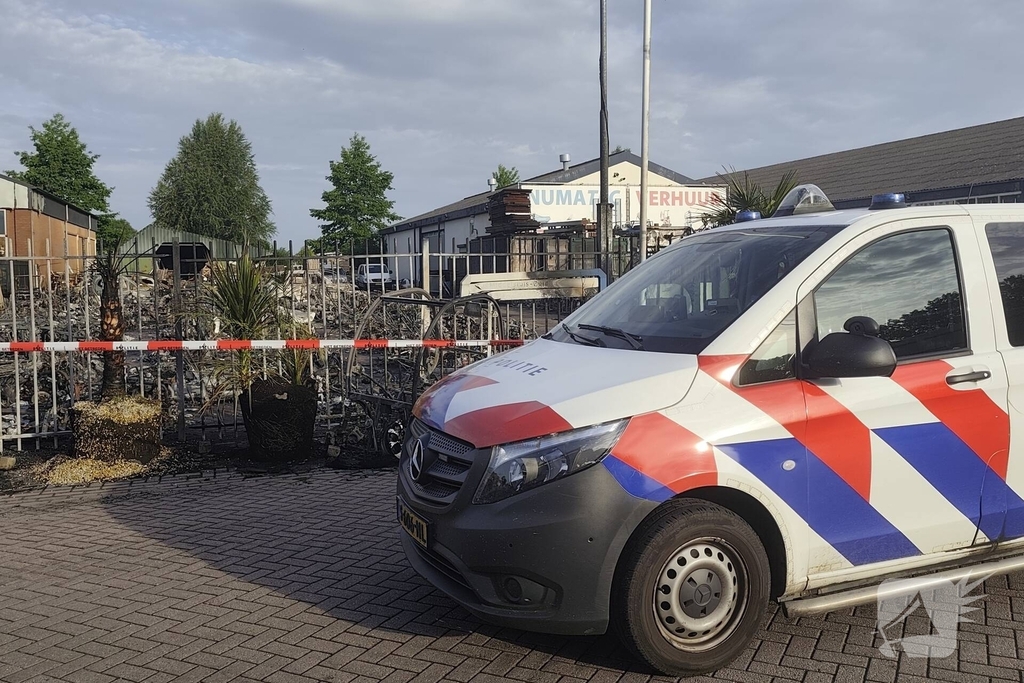 Tientallen voertuigen verloren door brand