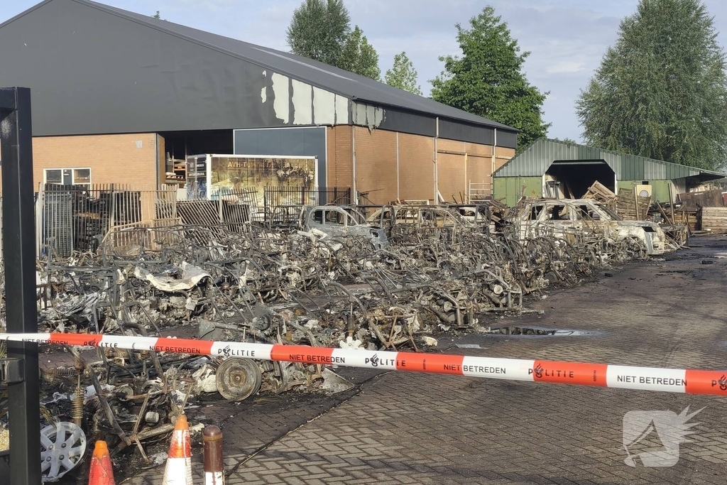 Tientallen voertuigen verloren door brand