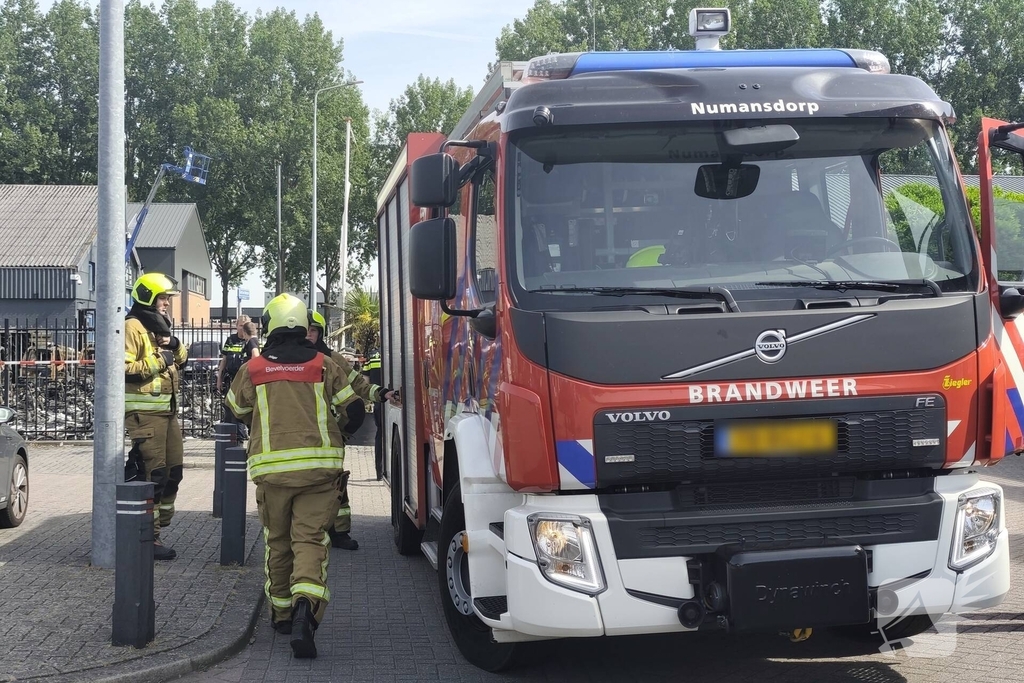 Tientallen voertuigen verloren door brand