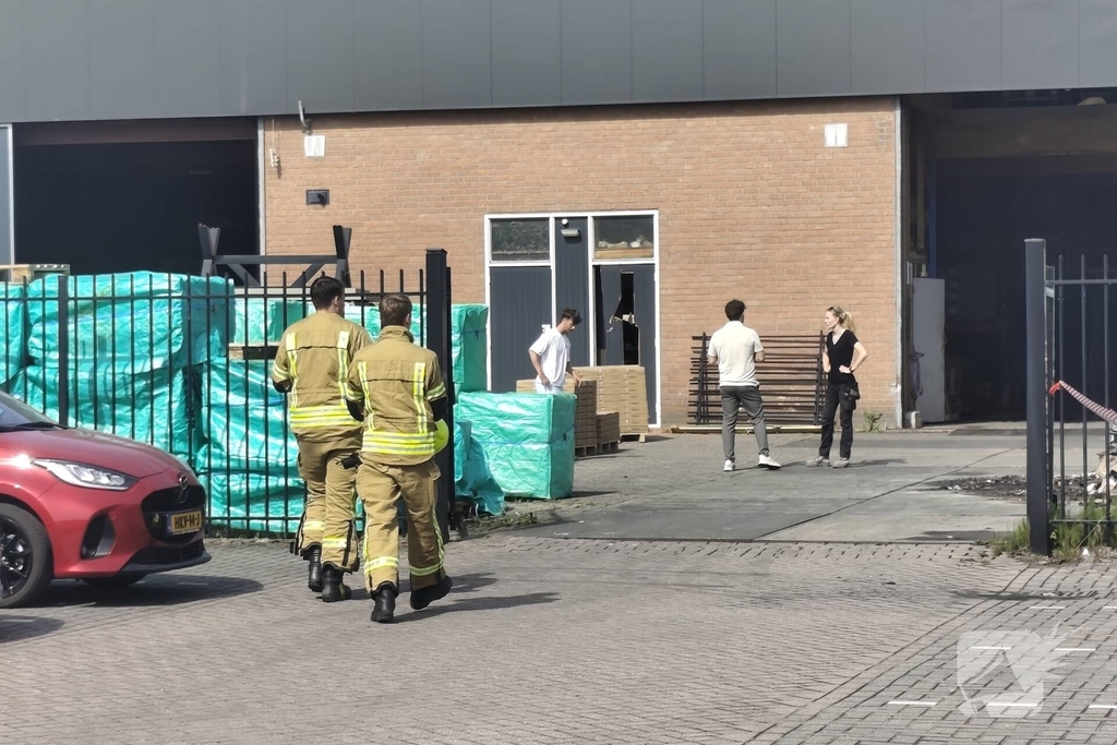 Tientallen voertuigen verloren door brand