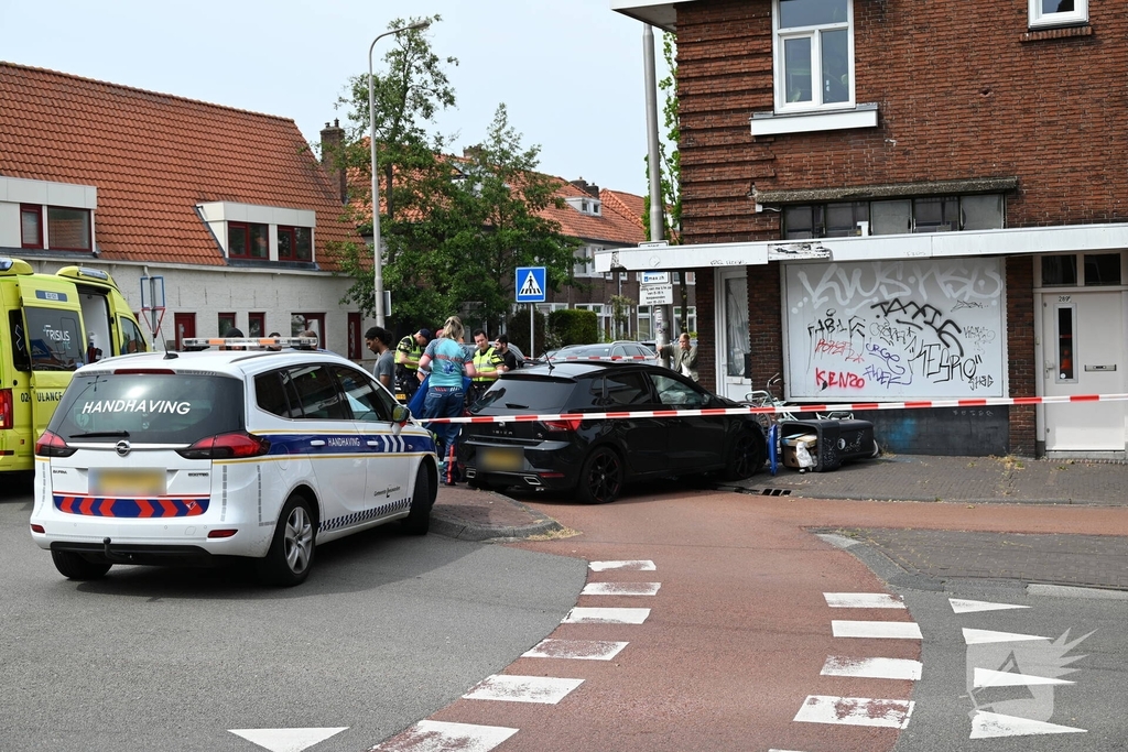Automobilist crasht op rotonde en botst tegen woning