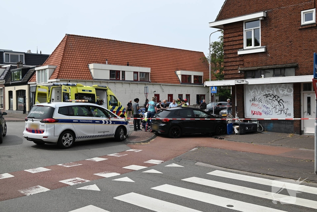 Automobilist crasht op rotonde en botst tegen woning