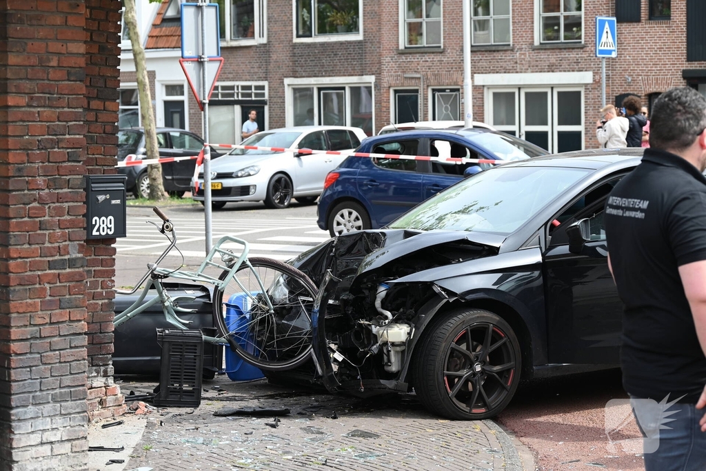 Automobilist crasht op rotonde en botst tegen woning