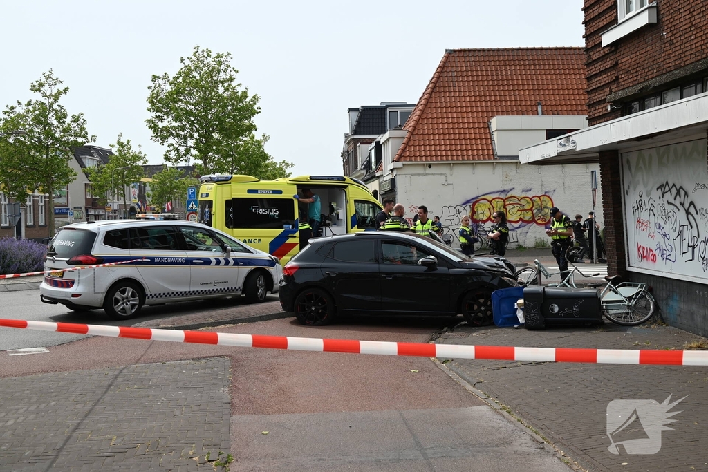Automobilist crasht op rotonde en botst tegen woning