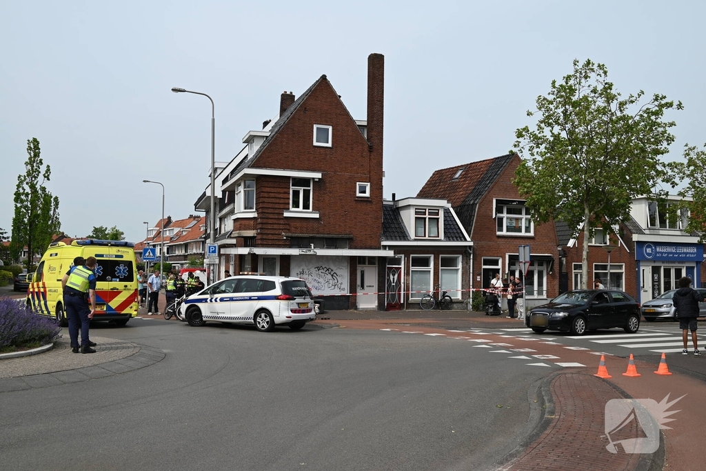 Automobilist crasht op rotonde en botst tegen woning