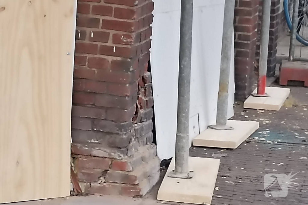 Automobilist crasht op rotonde en botst tegen woning