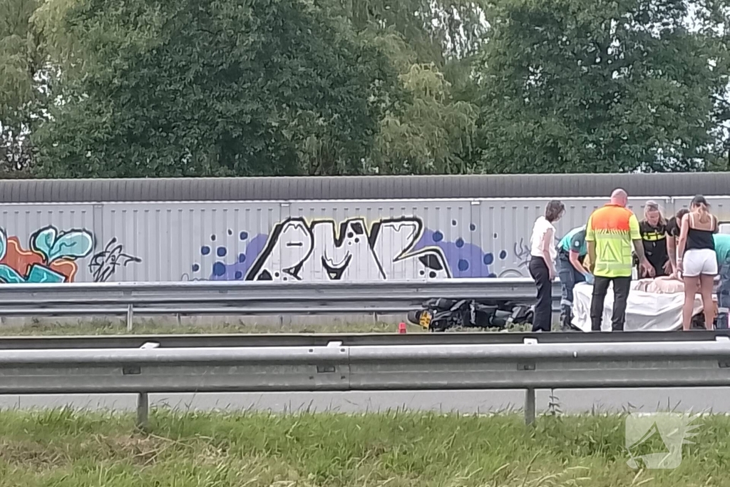 Motor belandt onder vangrail op snelweg