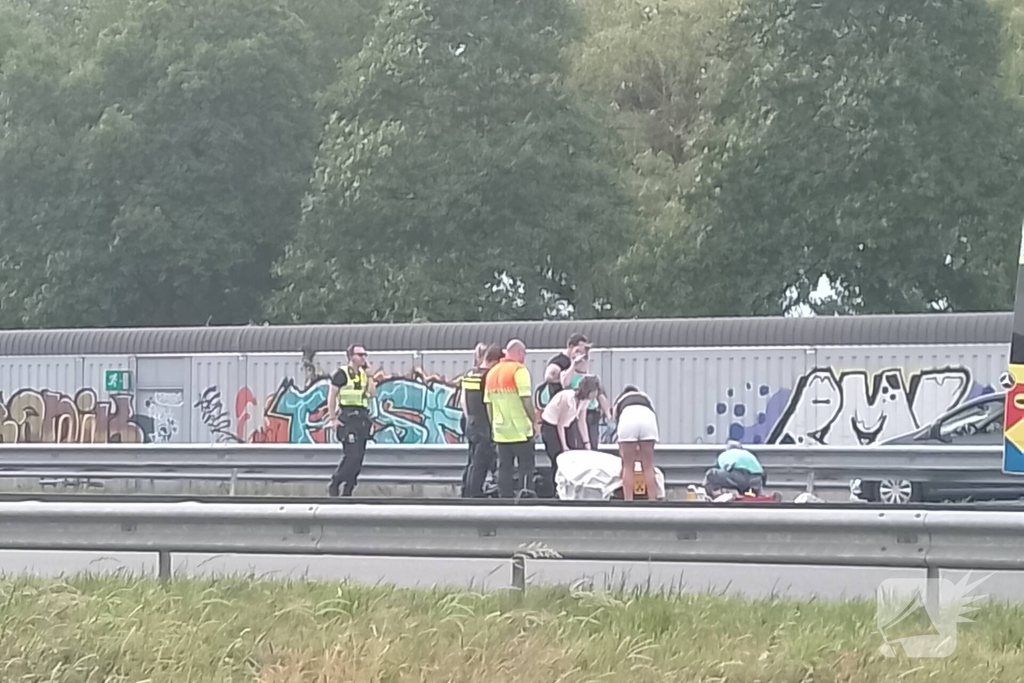 Motor belandt onder vangrail op snelweg