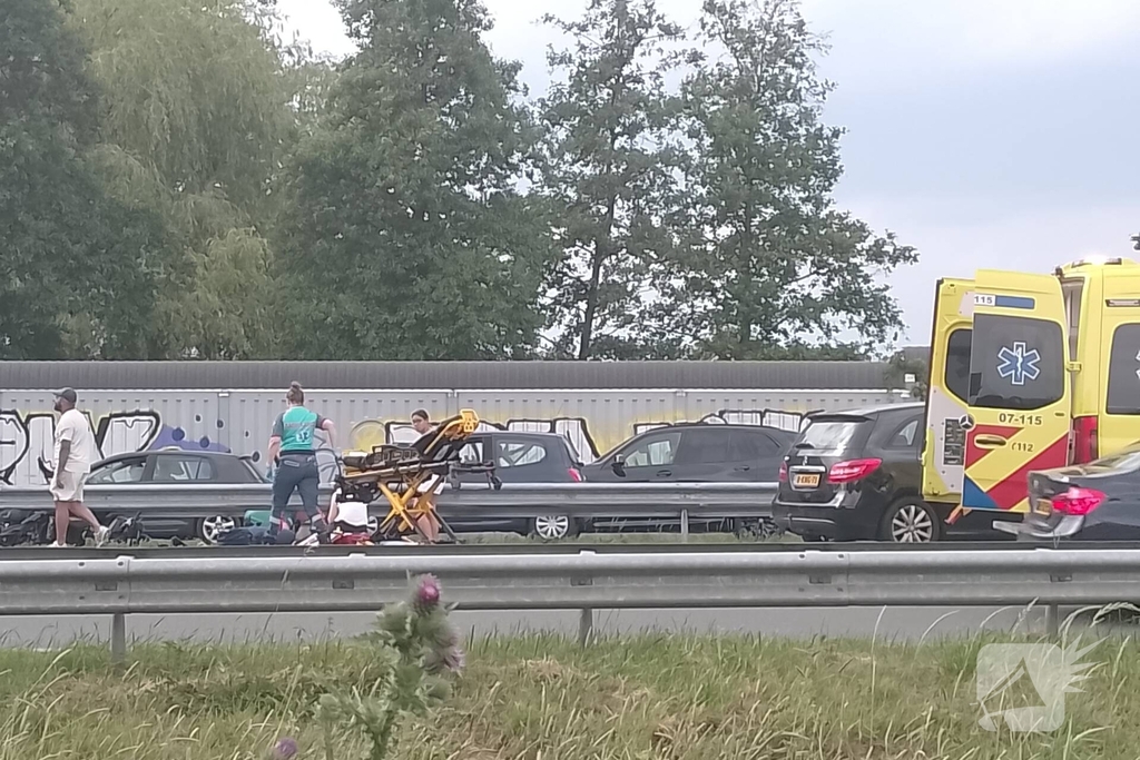 Motor belandt onder vangrail op snelweg