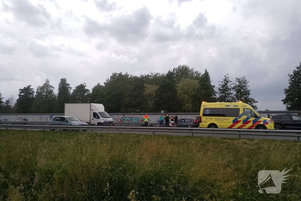 Motor belandt onder vangrail op snelweg