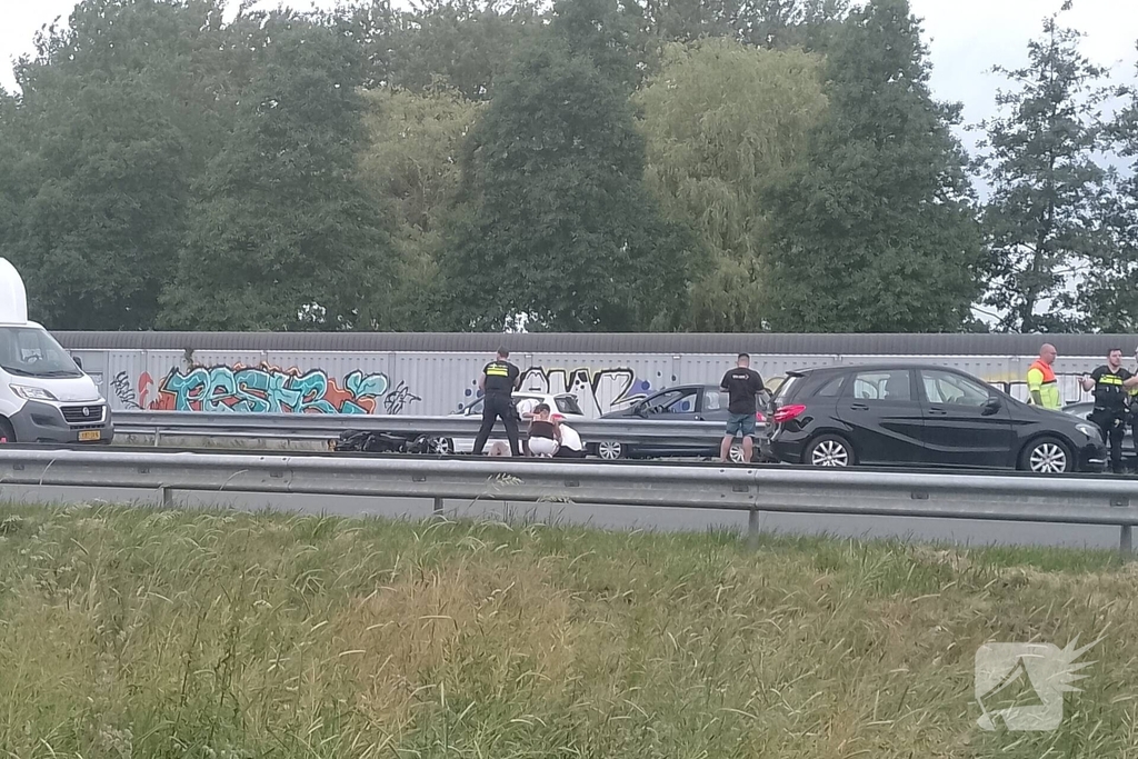 Motor belandt onder vangrail op snelweg