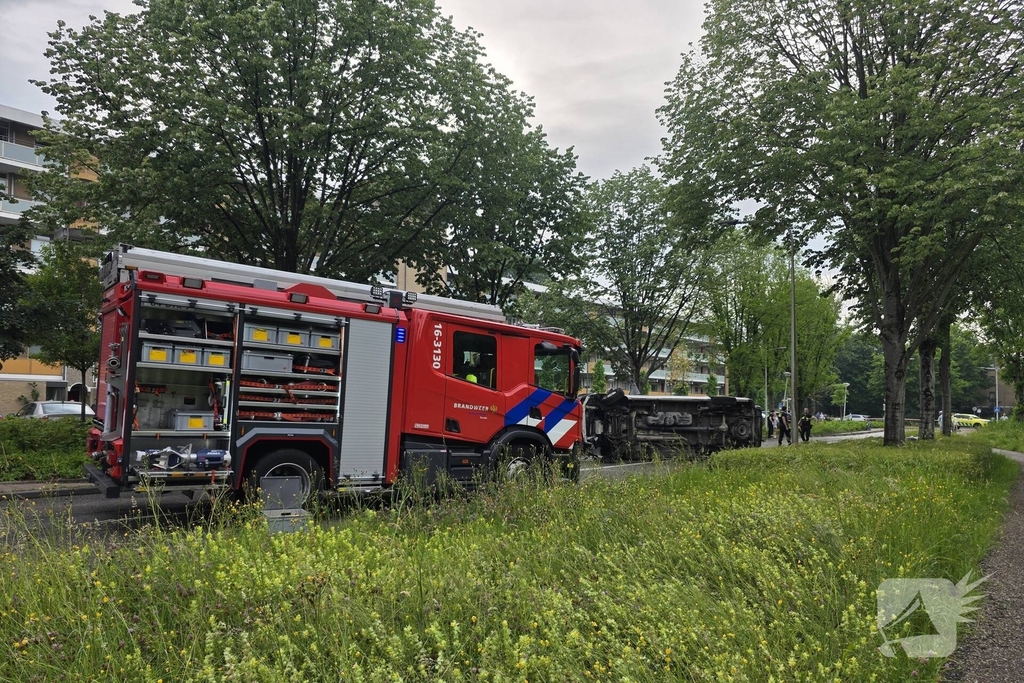Bestelbus belandt op zijkant, traumateam ingezet